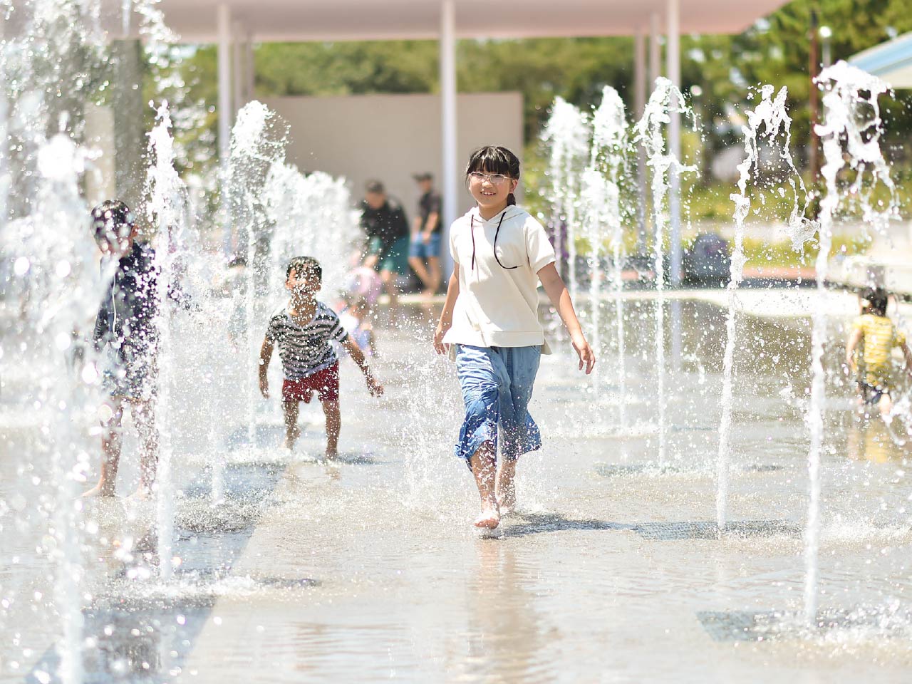 水遊びをする子どもたち