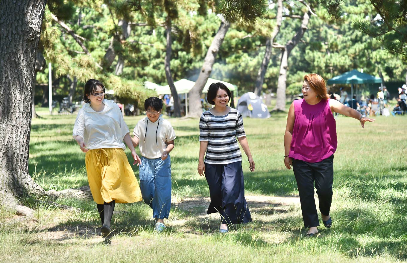 談笑する３人のママとお子様
