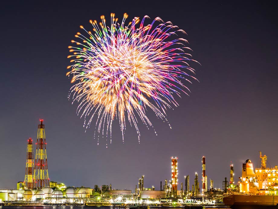 夜空に花火が上がる様子