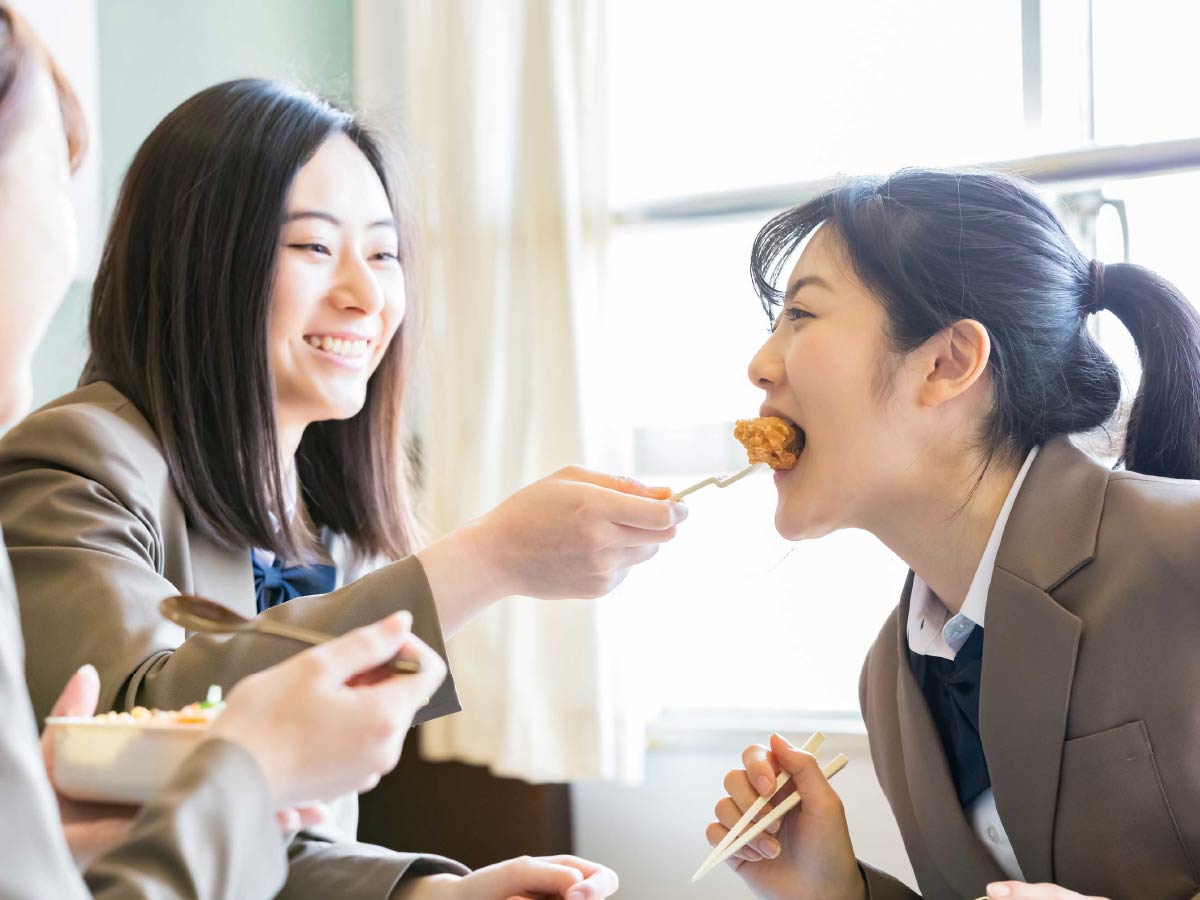 お弁当を食べる中学生のイメージ