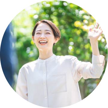 笑顔で手を振る女性