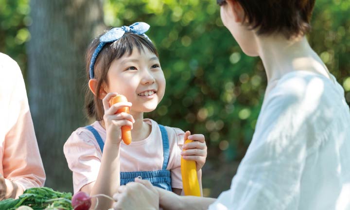 笑顔で母親を見上げる子ども
