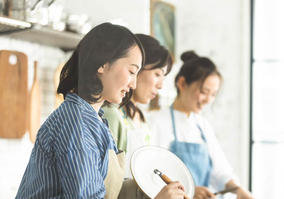 料理をする３人の女性
