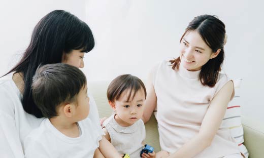 会話をする２人の女性と２人の子ども
