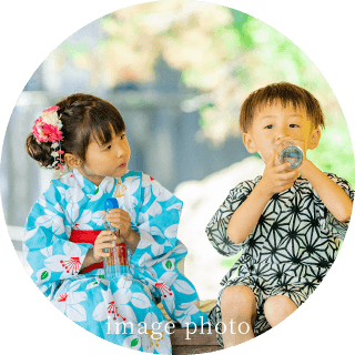 サイダーを飲む２人の子ども