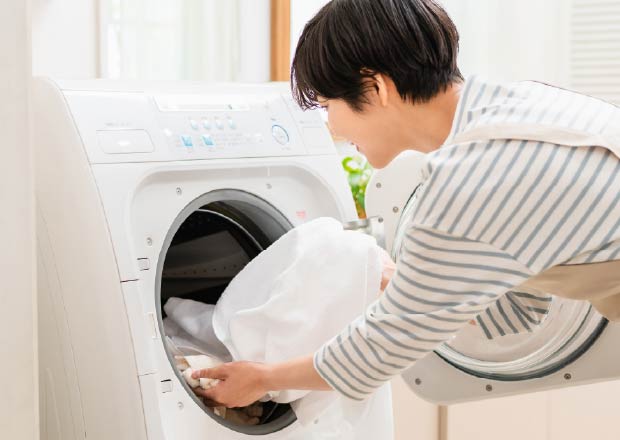 洗濯をする女性