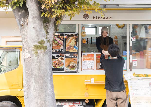 キッチンカーでやりとりしている店員と来店客