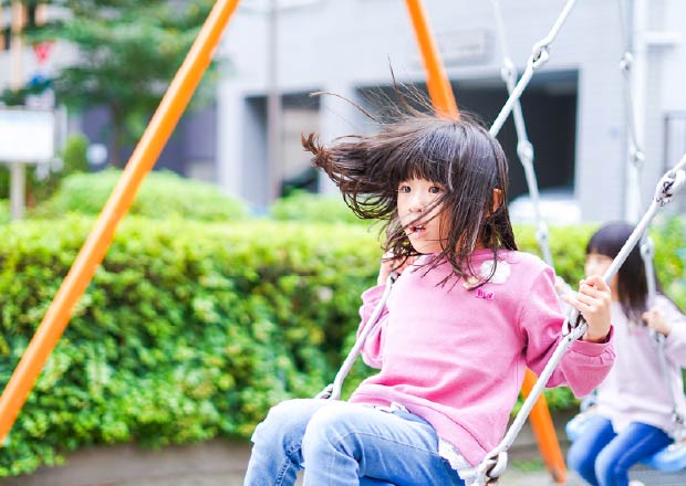 ブランコで遊ぶ子供達