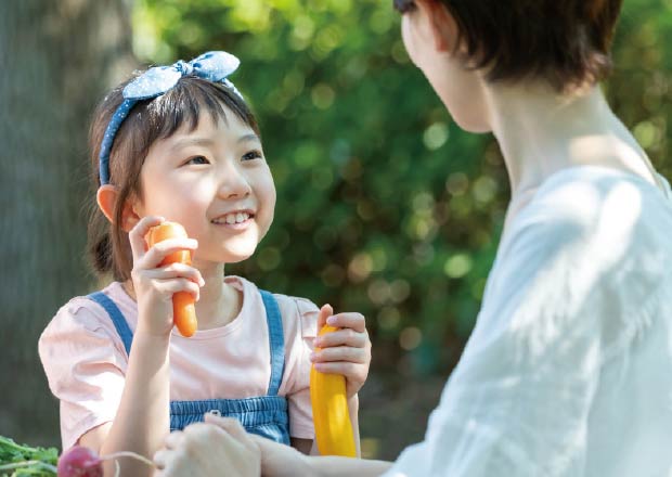 野菜を収穫する親子