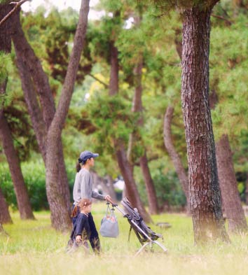 公園内を散歩する家族
