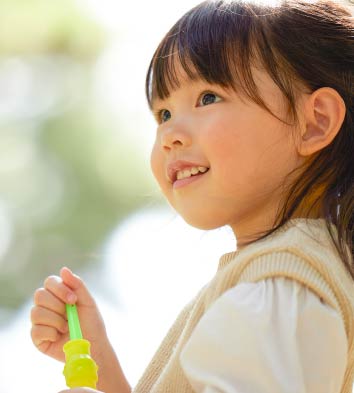 シャボン玉をする子供