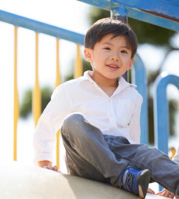 遊具に座る子供