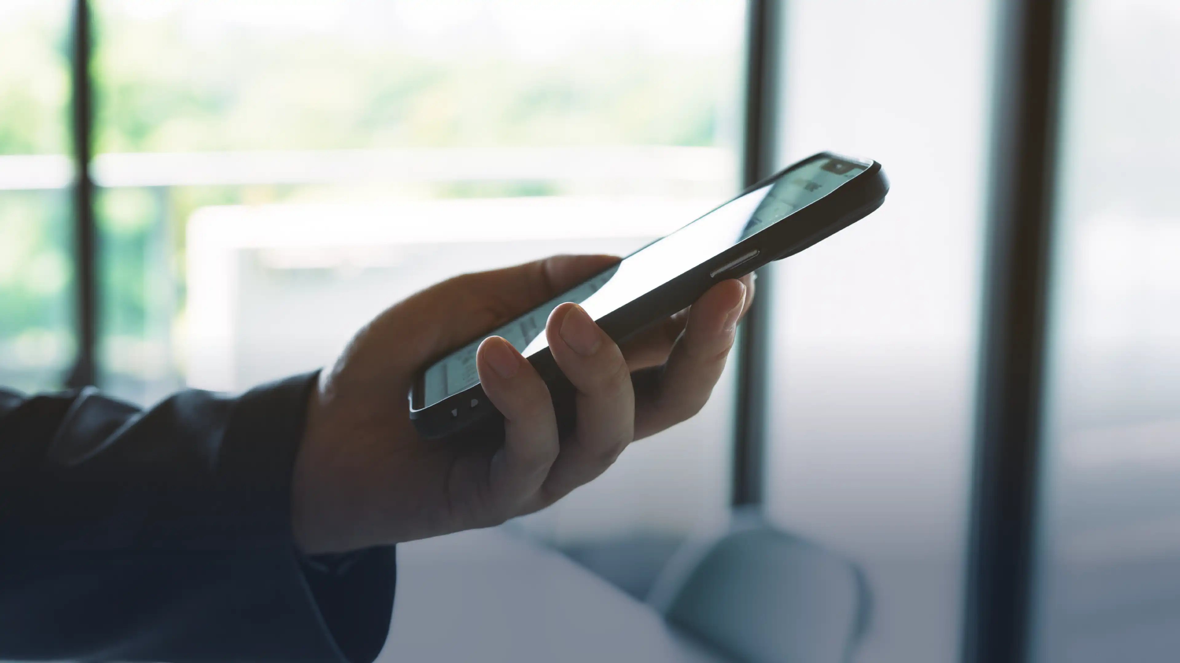 スマートフォンを持つ手元