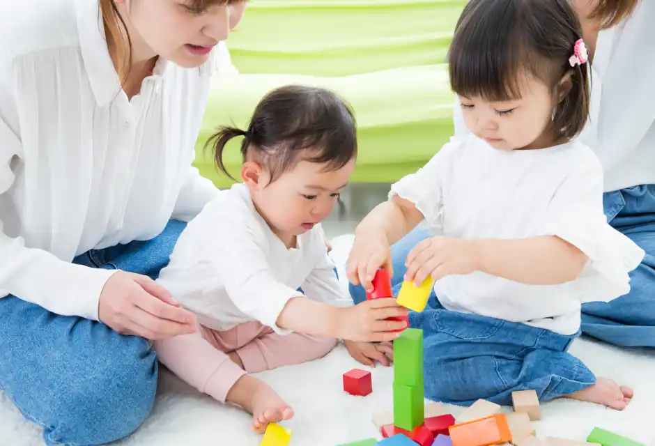 積み木で遊ぶ親子