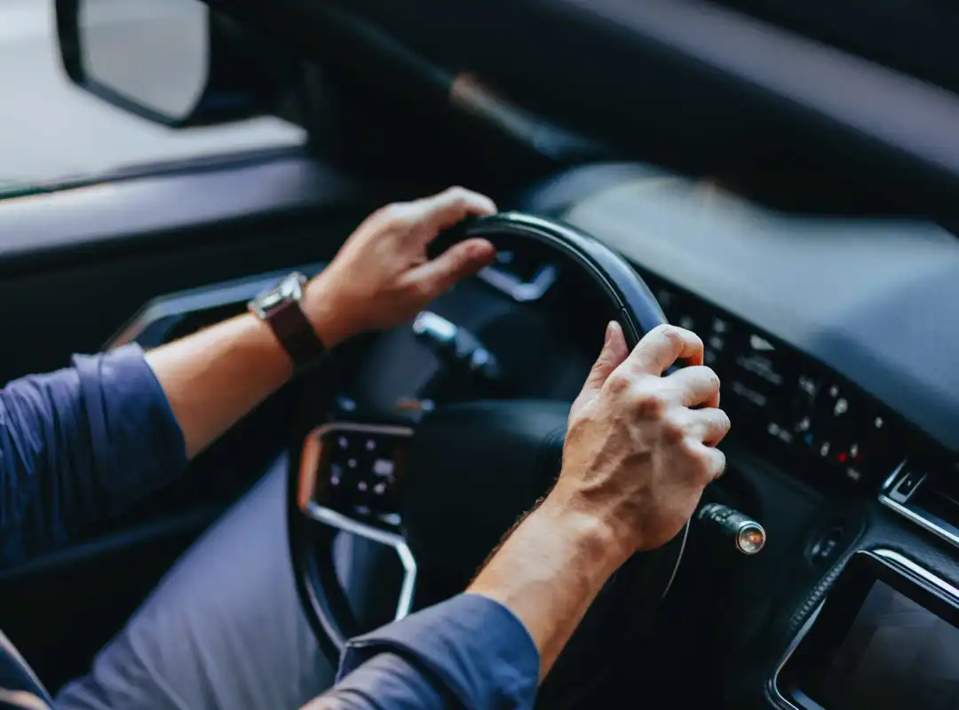 車を運転している様子
